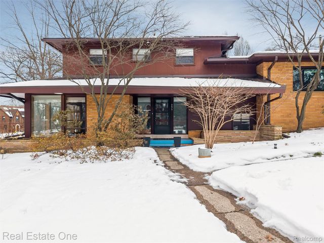 8675 Nadine Avenue, Huntington Woods, MI 48070