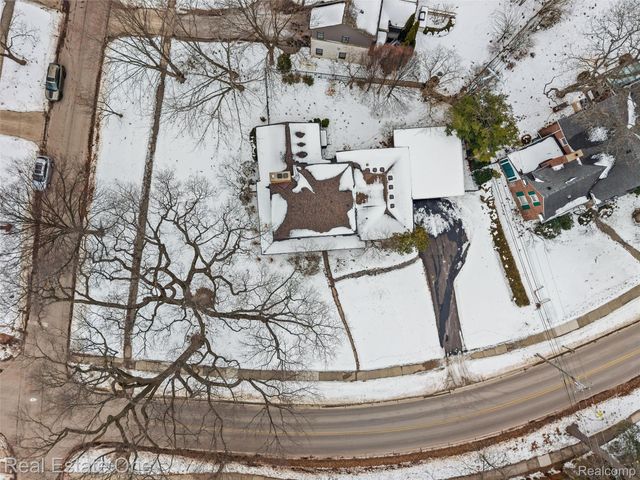 8675 Nadine Avenue, Huntington Woods, MI 48070