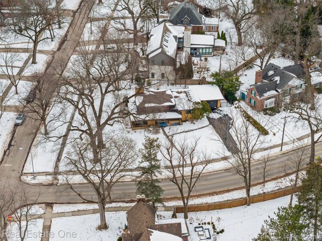 8675 Nadine Avenue, Huntington Woods, MI 48070