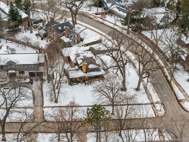 8675 Nadine Avenue, Huntington Woods, MI 48070