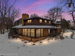 8675 Nadine Avenue, Huntington Woods, MI 48070