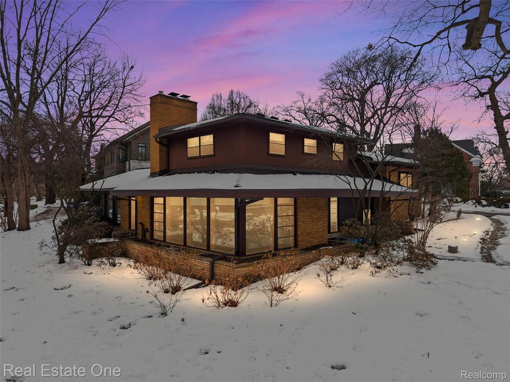 8675 Nadine Avenue, Huntington Woods, MI 48070