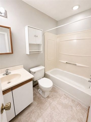 233 Ridgeview Avenue 16, West View, PA 15229