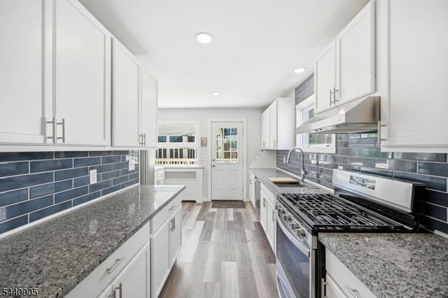 2 Academy St, Newton Town, NJ 07860