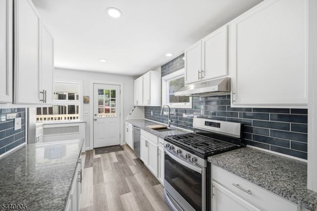 2 Academy St, Newton Town, NJ 07860