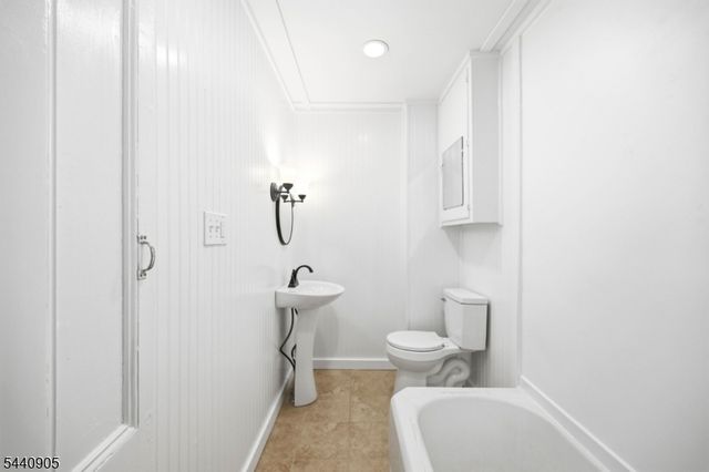 2 Academy St, Newton Town, NJ 07860