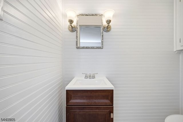 2 Academy St, Newton Town, NJ 07860