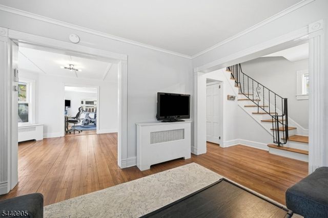 2 Academy St, Newton Town, NJ 07860