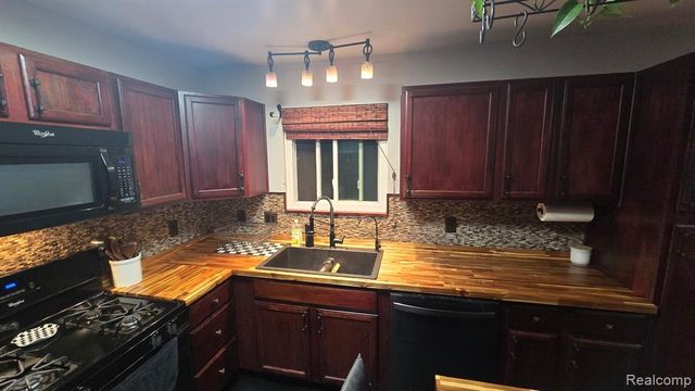 23400 Reynolds Avenue, Hazel Park, MI 48030