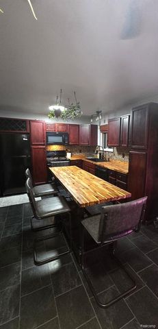23400 Reynolds Avenue, Hazel Park, MI 48030