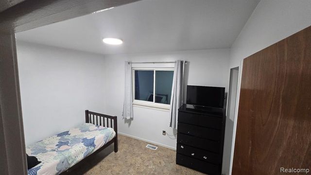 23400 Reynolds Avenue, Hazel Park, MI 48030