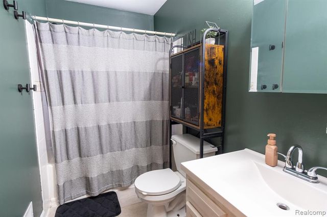 23400 Reynolds Avenue, Hazel Park, MI 48030