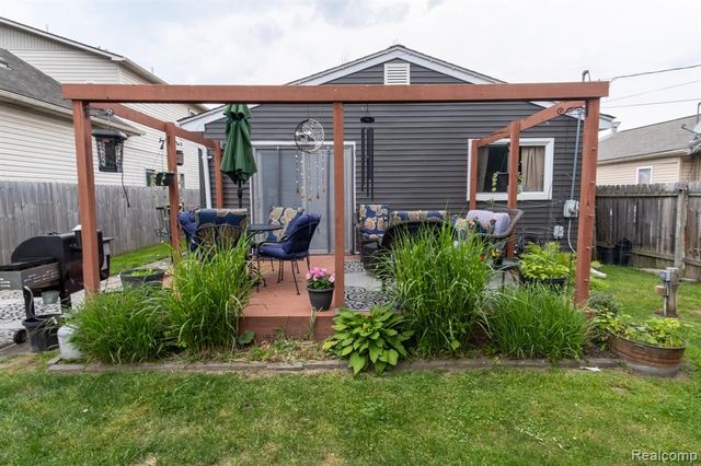 23400 Reynolds Avenue, Hazel Park, MI 48030