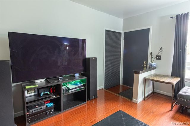 23400 Reynolds Avenue, Hazel Park, MI 48030