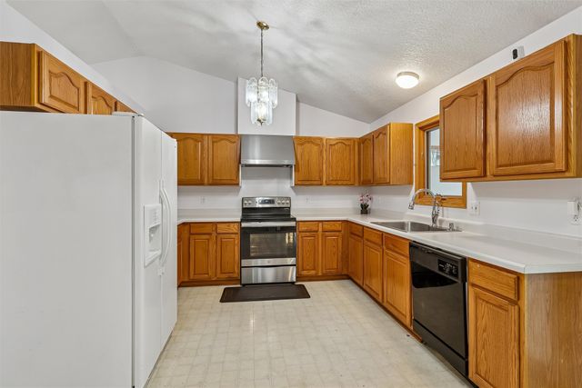 2236 Riverwoods Avenue, Des Moines, IA 50320