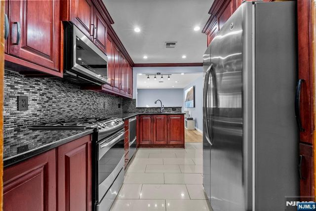 14 Weeks Court, Clifton, NJ 07013