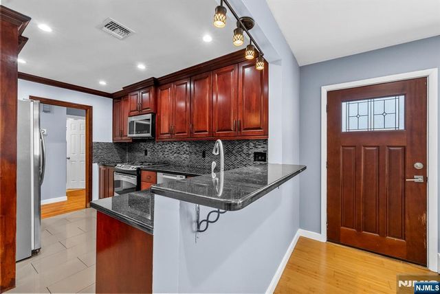 14 Weeks Court, Clifton, NJ 07013