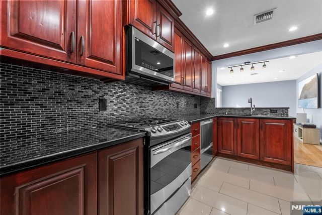 14 Weeks Court, Clifton, NJ 07013