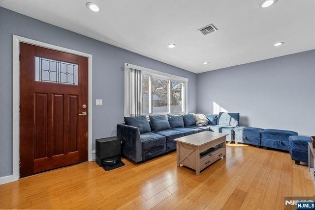 14 Weeks Court, Clifton, NJ 07013