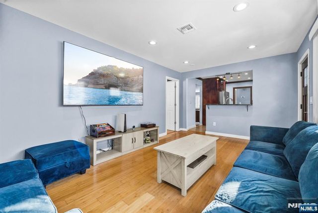 14 Weeks Court, Clifton, NJ 07013