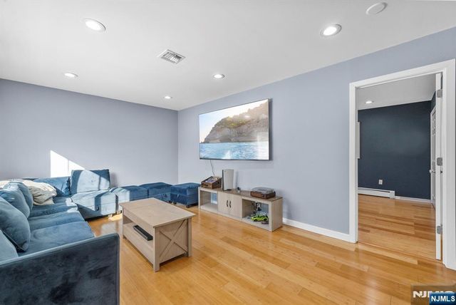 14 Weeks Court, Clifton, NJ 07013