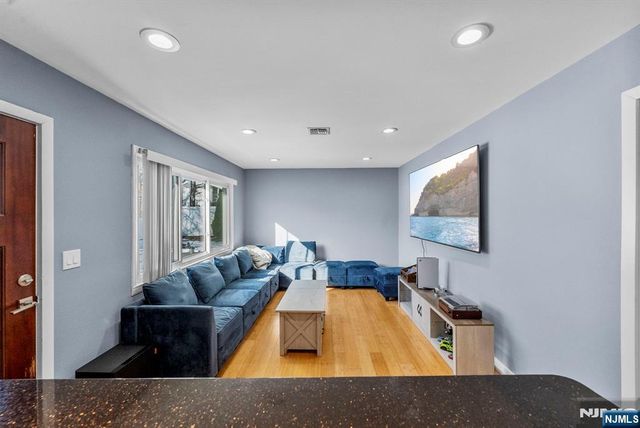 14 Weeks Court, Clifton, NJ 07013