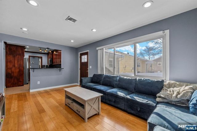 14 Weeks Court, Clifton, NJ 07013