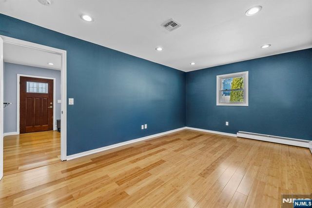 14 Weeks Court, Clifton, NJ 07013