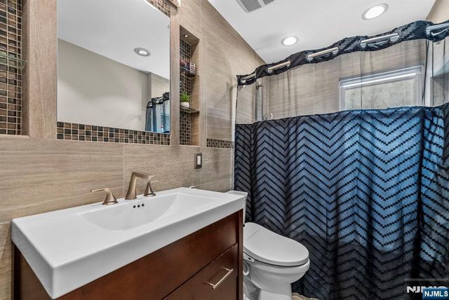 14 Weeks Court, Clifton, NJ 07013