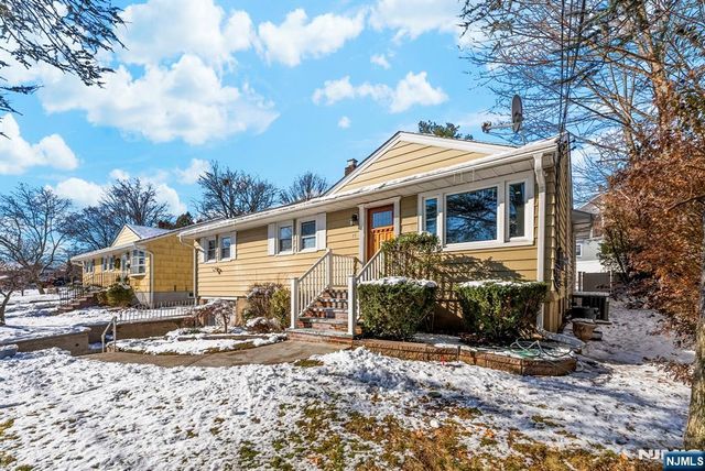 14 Weeks Court, Clifton, NJ 07013