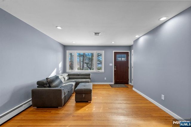 14 Weeks Court, Clifton, NJ 07013