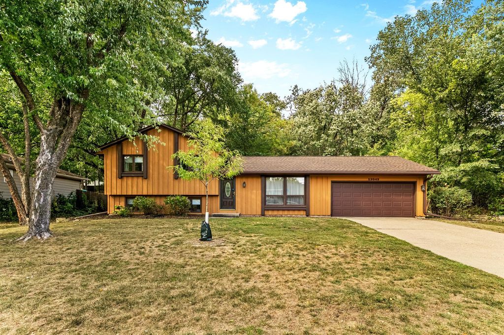 13045 Eveleth Avenue, Apple Valley, MN 55124 — exterior
