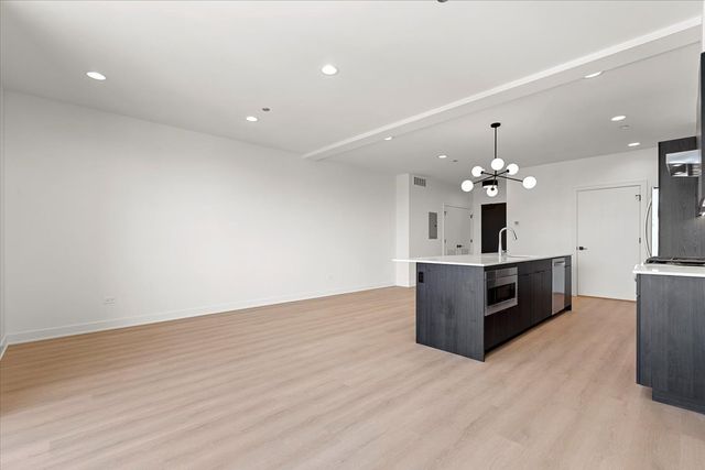 1801 W Grand Avenue 403, Chicago, IL 60622