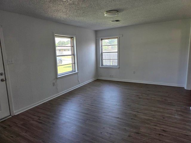 203 NW Morford Dr, Lawton, OK 73507