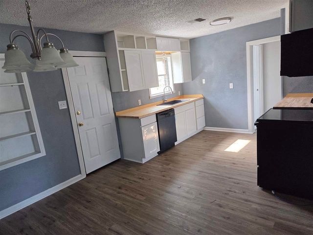 203 NW Morford Dr, Lawton, OK 73507
