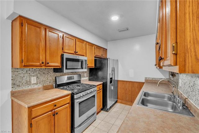 809 Huntly DR, Chesapeake, VA 23320