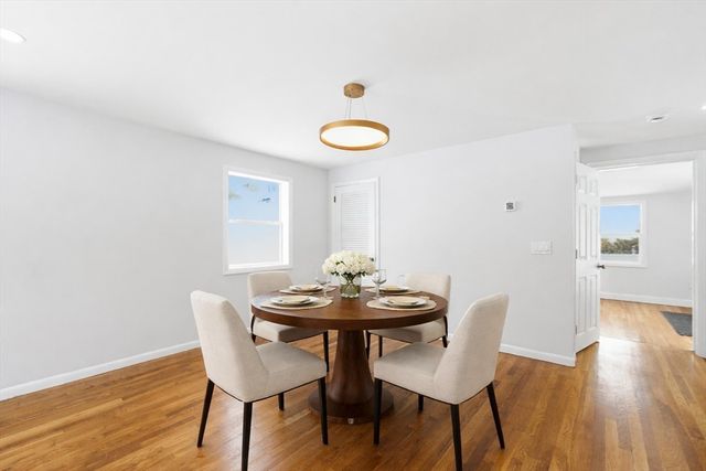 8 Sussex Ln, Worcester, MA 01602