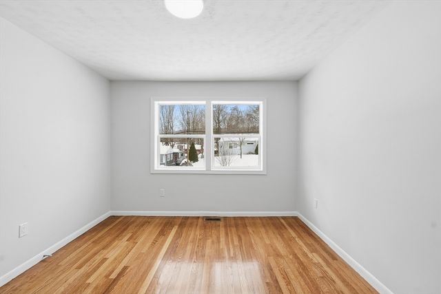 8 Sussex Ln, Worcester, MA 01602