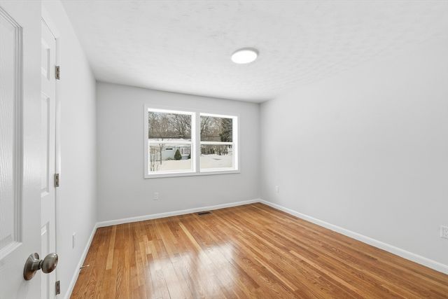 8 Sussex Ln, Worcester, MA 01602