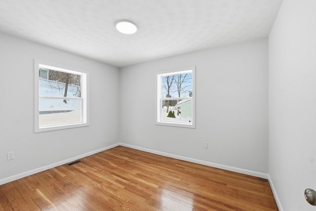 8 Sussex Ln, Worcester, MA 01602