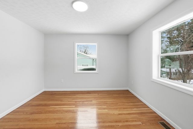 8 Sussex Ln, Worcester, MA 01602