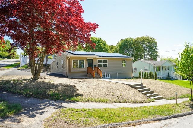 8 Sussex Ln, Worcester, MA 01602