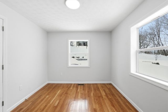 8 Sussex Ln, Worcester, MA 01602