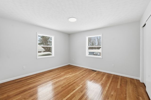 8 Sussex Ln, Worcester, MA 01602