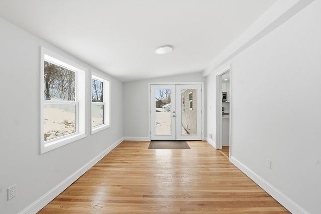 8 Sussex Ln, Worcester, MA 01602