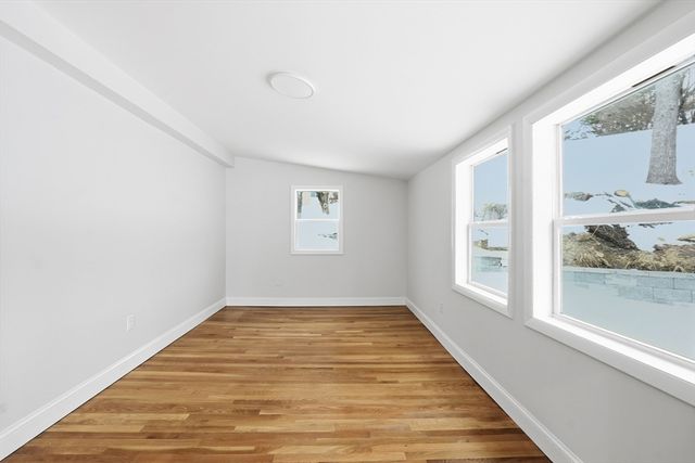 8 Sussex Ln, Worcester, MA 01602