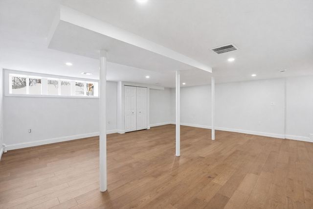 8 Sussex Ln, Worcester, MA 01602