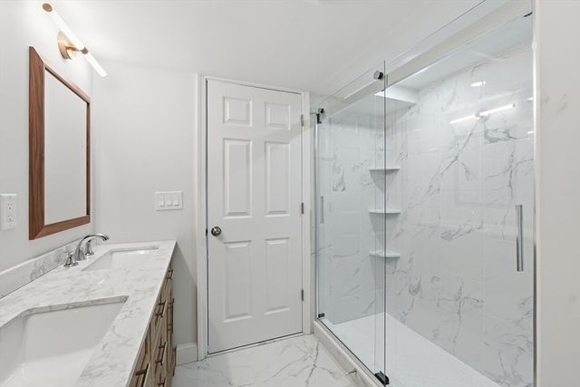 8 Sussex Ln, Worcester, MA 01602