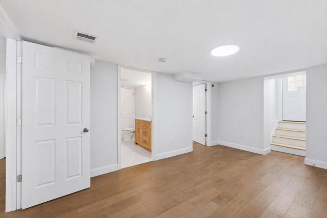 8 Sussex Ln, Worcester, MA 01602