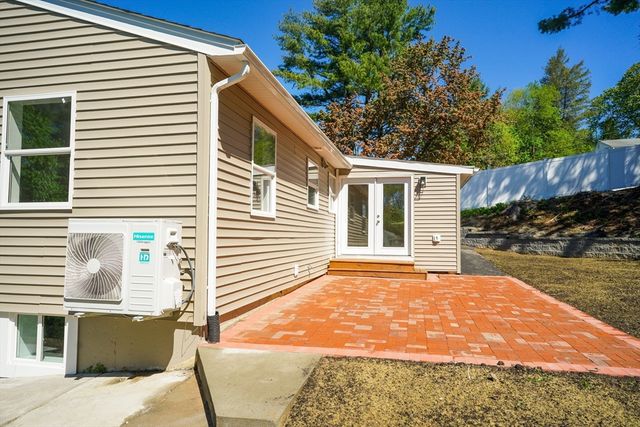 8 Sussex Ln, Worcester, MA 01602